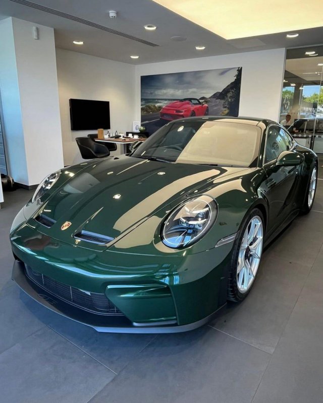 В Великобритании 92-летняя пара купила себе Porsche 911 GT3 в честь 70-летия совместной жизни В Великобритании 92-летняя пара купила себе Porsche 911 GT3 в честь 70-летия совместной жизни