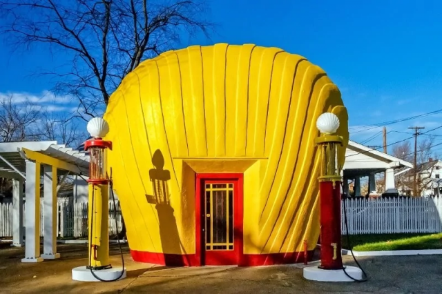 Автозаправочная станция 1930-х Shell в форме ракушки в Северной Каролине Автозаправочная станция 1930-х Shell в форме ракушки в Северной Каролине