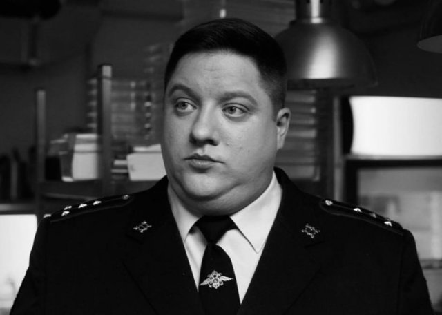 Умер Роман Попов - знаменитый "Мухич" из сериала "Полицейский с Рублевки" Умер Роман Попов - знаменитый "Мухич" из сериала "Полицейский с Рублевки"