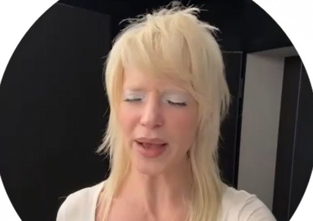 Марго со своим "кукареку" простот отдыхает, когда Глюкоза поет "Мяу" Марго со своим "кукареку" простот отдыхает, когда Глюкоза поет "Мяу"