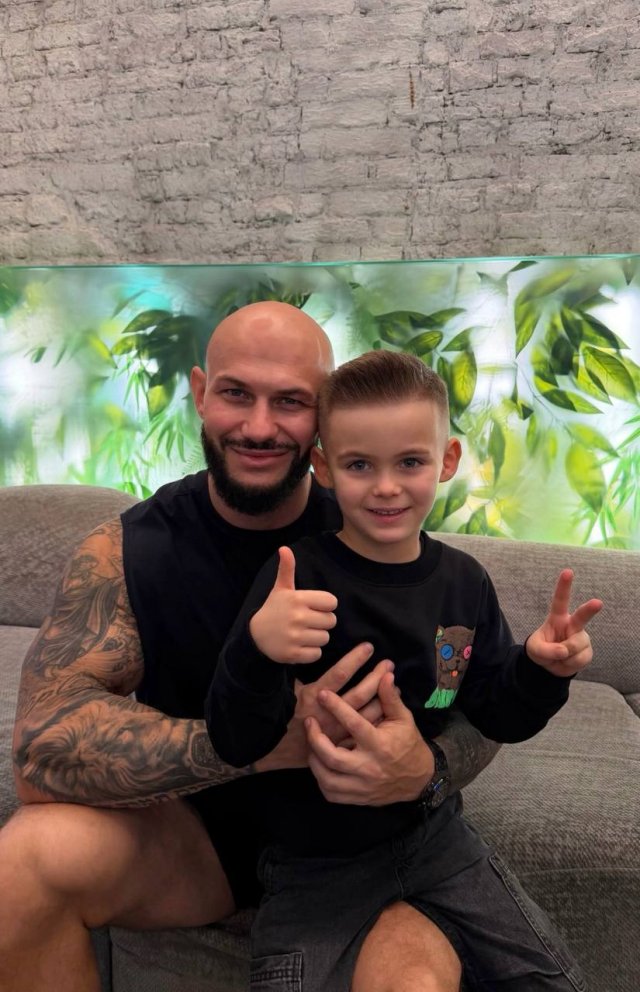 Джиган показал сыну Давиду, как делать татуировки