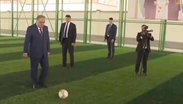 73-летний президент Таджикистана Эномали Рахмон исполнил идеальный пенальти 73-летний президент Таджикистана Эномали Рахмон исполнил идеальный пенальти