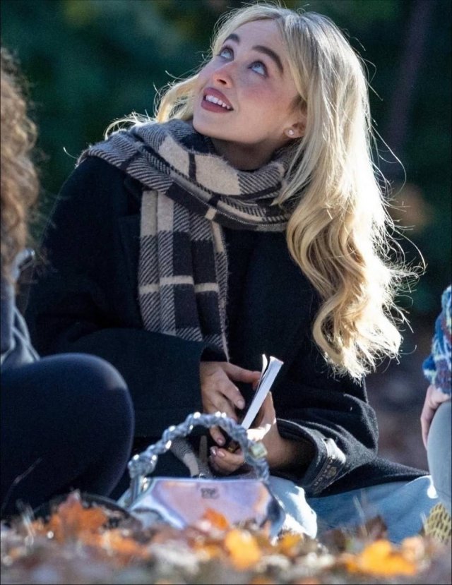 Сабрина Карпентер и осеннее настроение в Нью-Йорке