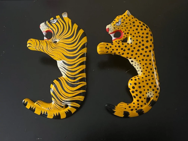 8. Плоские яркие фигурки с кольцом на обратной стороне