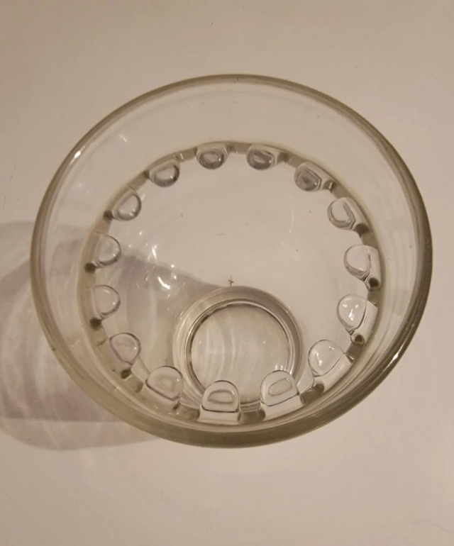 9. Массивный стакан с зубчатым ободком в верхней части