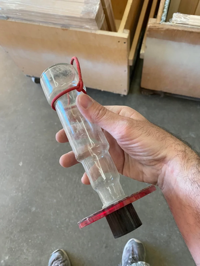 10. Небольшая стеклянная банка, расширяющаяся на конце