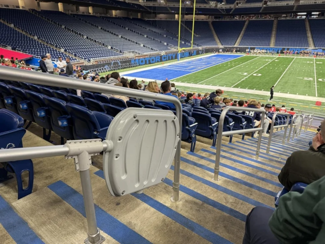 1. Странные серые штуковины на стадионе, расположенные на перилах в каждой третьей секции