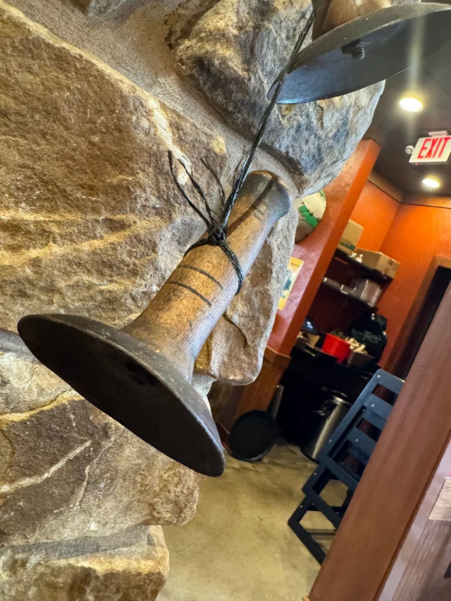 2. Вогнутый металлический диск на деревянной рукояти, обнаружен в барбекю-ресторане