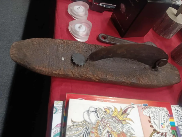 3. Металлическое лезвие на деревянном основании длиной около 40 сантиметров, найдено на блошином рынке