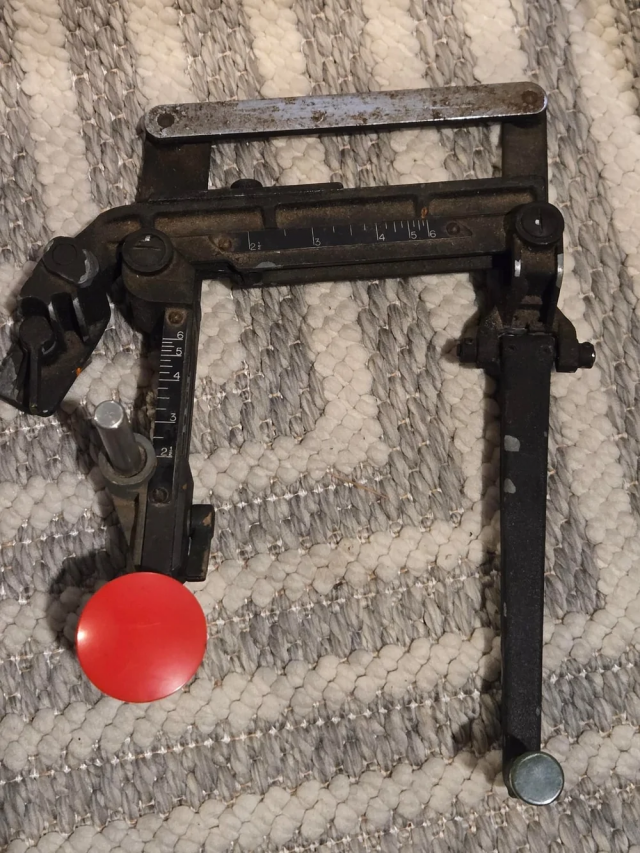 4. Металлический инструмент, возможно, с отсутствующими частями