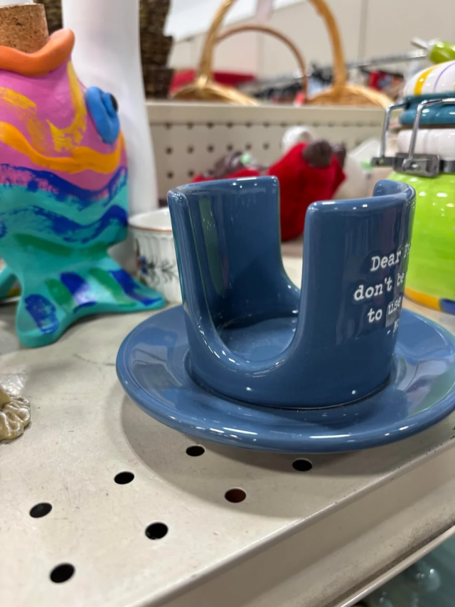 6. Керамическая подставка из комиссионного магазина размером примерно с чайную чашку