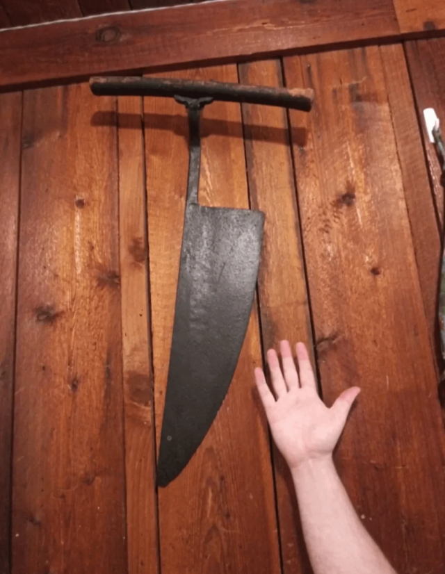 7. Железный инструмент длиной около 70 сантиметров, висевший в дупле дерева