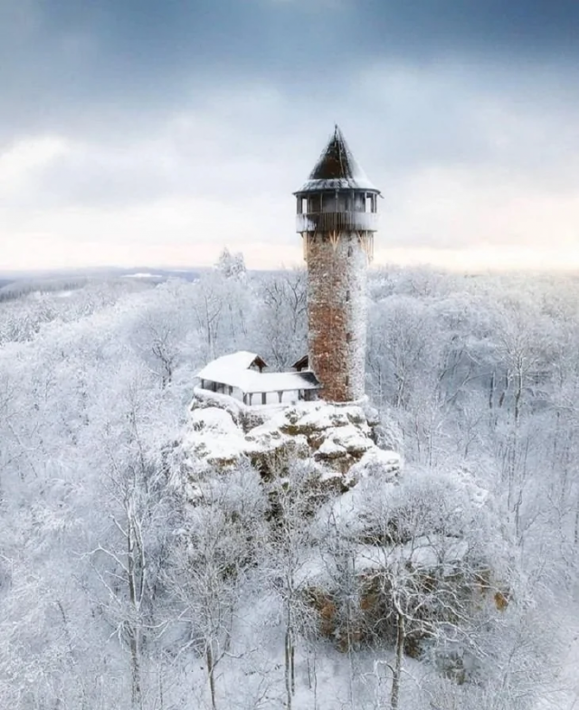 11. Замок Вильденберг в Германии зимой выглядит действительно сказочно 11. Замок Вильденберг в Германии зимой выглядит действительно сказочно