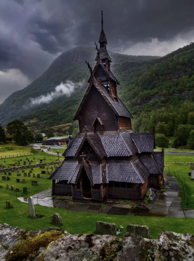 13. Деревянная церковь Боргунд (норв. Borgund stavkirke) — одна из самых древних сохранившихся каркасных церквей, расположена в деревне Боргунд провинции Согн-ог-Фьюране, Норвегия 13. Деревянная церковь Боргунд (норв. Borgund stavkirke) — одна из самых древних сохранившихся каркасных церквей, расположена в деревне Боргунд провинции Согн-ог-Фьюране, Норвегия