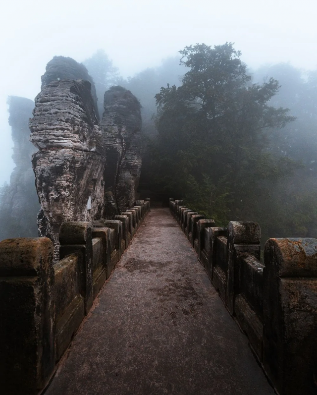 7. Бастайский мост — историческая достопримечательность в Саксонской Швейцарии, на правом берегу реки Эльба в восточной части Германии 7. Бастайский мост — историческая достопримечательность в Саксонской Швейцарии, на правом берегу реки Эльба в восточной части Германии