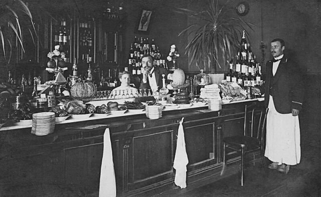 Так выглядел буфет на вокзале в Костроме в 1890 году. Так выглядел буфет на вокзале в Костроме в 1890 году.