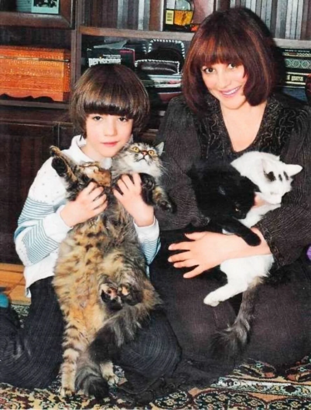 Наталья Варлей с младшим сыном Александром