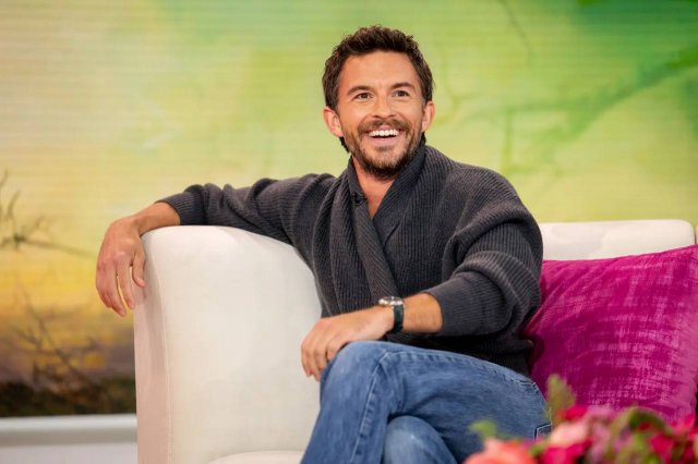 People назвал «самым сексуальным мужчиной» звезду сериала «Бриджертоны» Джонатана Бейли People назвал «самым сексуальным мужчиной» звезду сериала «Бриджертоны» Джонатана Бейли