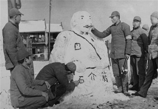 Японские солдаты лепят снежную фигуру Чан Кайши. Маньчжурия, 1940 г.