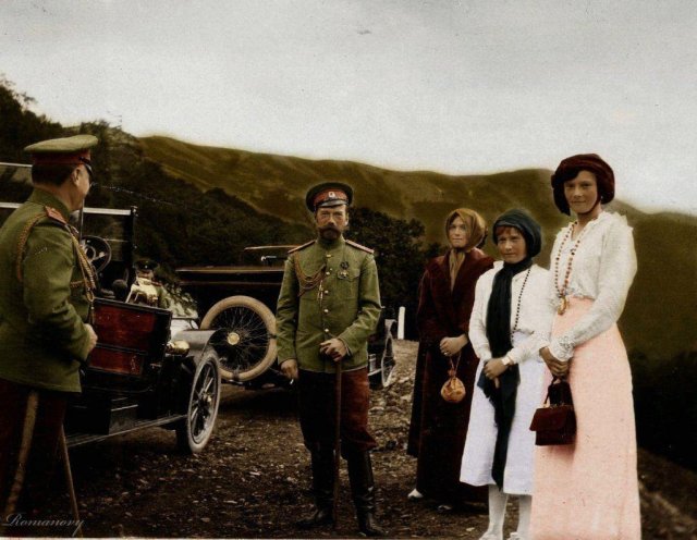 Император Николай II во время прогулки в Крыму, 1914 г.