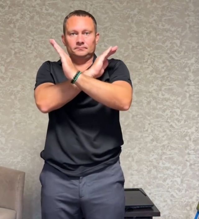 Мужик элегантно показал, как работают подтяжки для рубашек, и открыл в комментариях портал в Ад