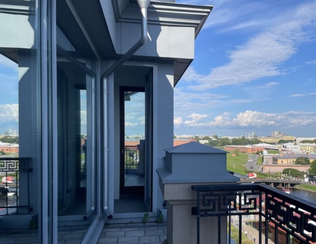 В Петербурге за 1,1 млрд продают квартиру в &quot;сталинке&quot;