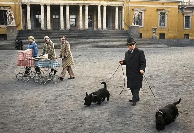Михаил Румянцев (клоун Карандаш) у Инженерного (Михайловского) замка в Ленинграде, 1977 год. Михаил Румянцев (клоун Карандаш) у Инженерного (Михайловского) замка в Ленинграде, 1977 год.