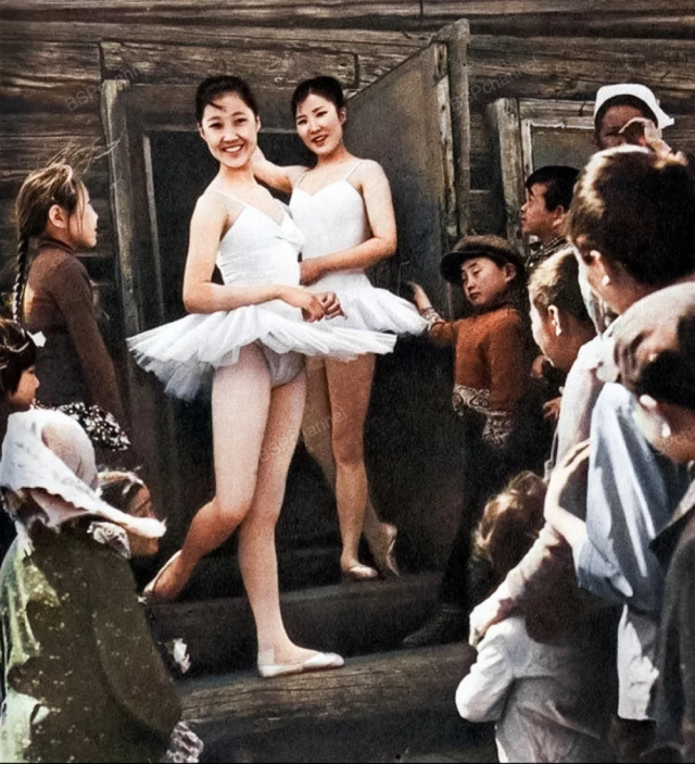 Балерины из бурятского улyca, ССCP, 1973 гoд. Балерины из бурятского улyca, ССCP, 1973 гoд.