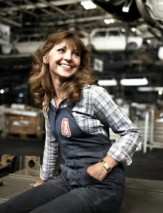 Сотрудница Волжского автомобильного завода в фирменной спецовке, 1981 год. Сотрудница Волжского автомобильного завода в фирменной спецовке, 1981 год.