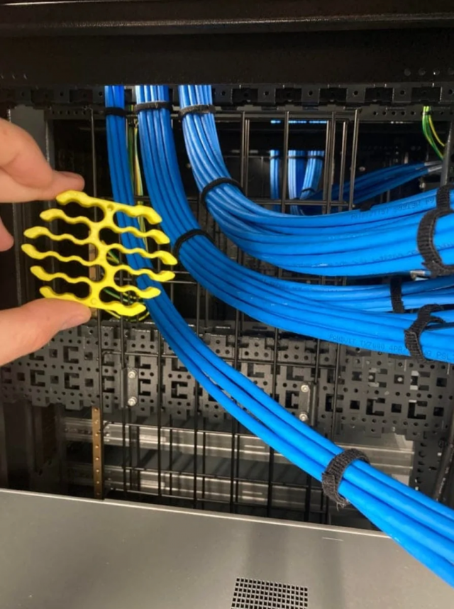 Эта штуковина держит провода и не дает им путаться Эта штуковина держит провода и не дает им путаться