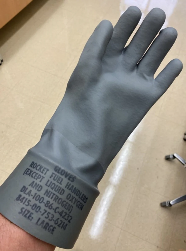 В данном случае перчатка предназначена для работы с ракетным топливом В данном случае перчатка предназначена для работы с ракетным топливом