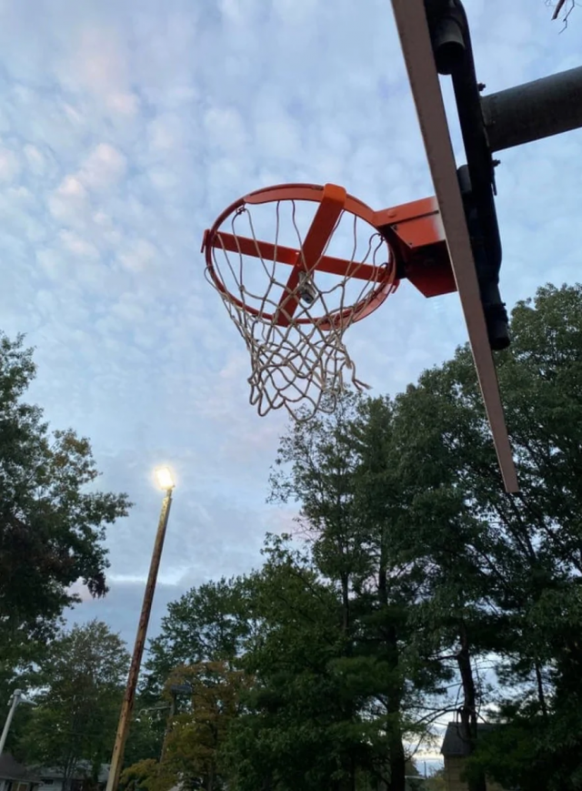 Уже даже придумали замок, который вешается на кольцо для мяча Уже даже придумали замок, который вешается на кольцо для мяча