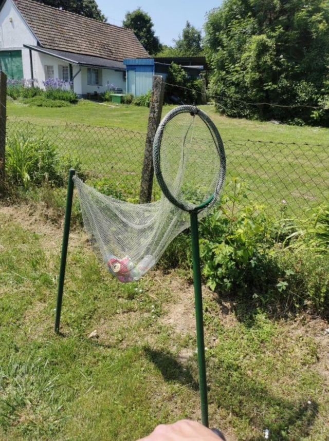 В это кольцо можно выкидывать мусор во время езды на велосипеде В это кольцо можно выкидывать мусор во время езды на велосипеде