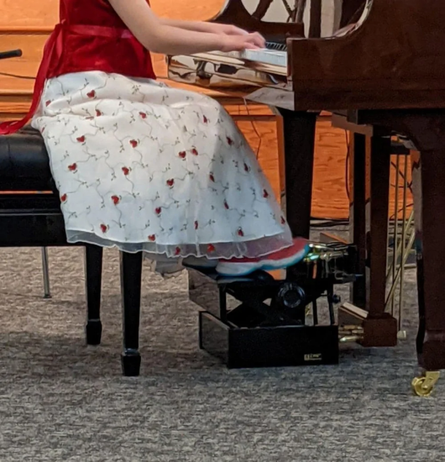 Тот случай, если ножки ребенка не достают до педалей пианино. Для этого есть специальный предмет Тот случай, если ножки ребенка не достают до педалей пианино. Для этого есть специальный предмет