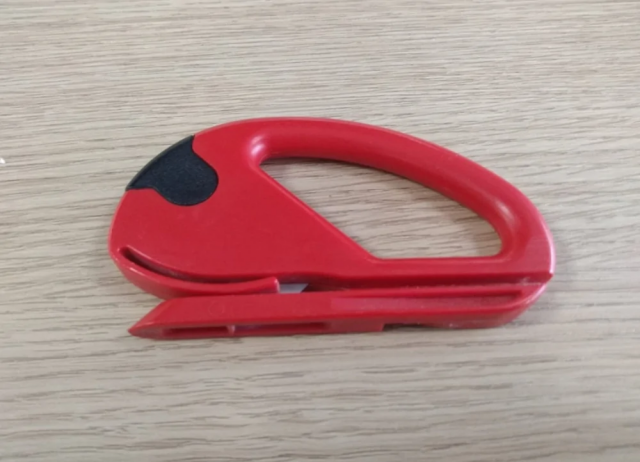 Устройство для нарезки бумаги или поливинилхлорида больших размеров Устройство для нарезки бумаги или поливинилхлорида больших размеров