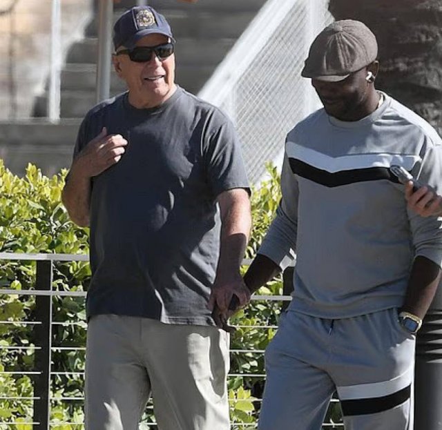 Новые фото Брюса Уиллиса, который не выходит на улицу без помощника