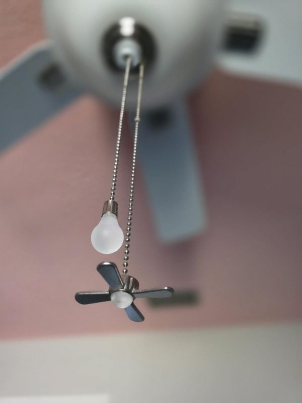 На цепочках потолочного вентилятора есть мини-модельки того, что они включают