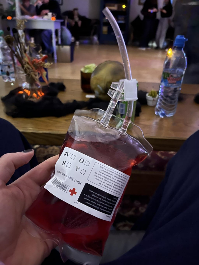 В чём подавали напитки на хэллоуиновской вечеринке