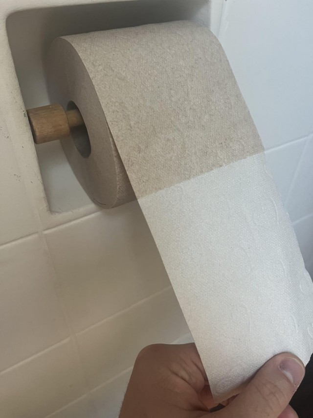 Рулон туалетной бумаги, которая меняет цвет