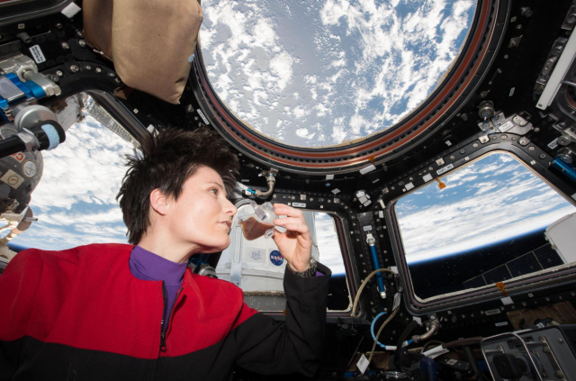 Стакан из которого можно пить в космосе