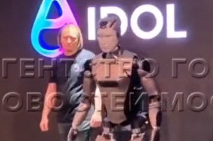Первый отечественный человекоподобный робот с ИИ упал лицом в пол во время презентации