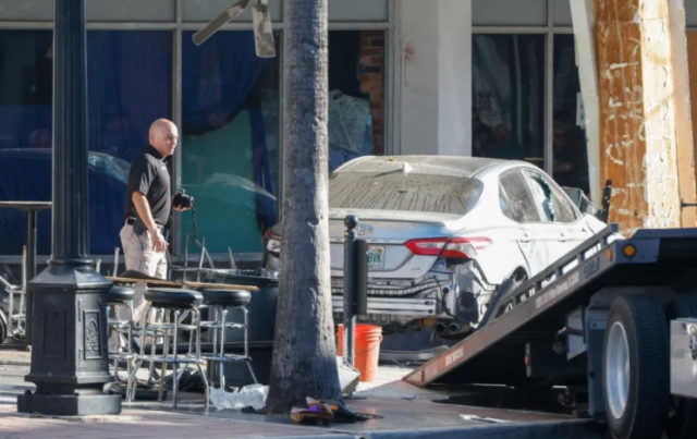 Уличный гонщик врезался в бар.