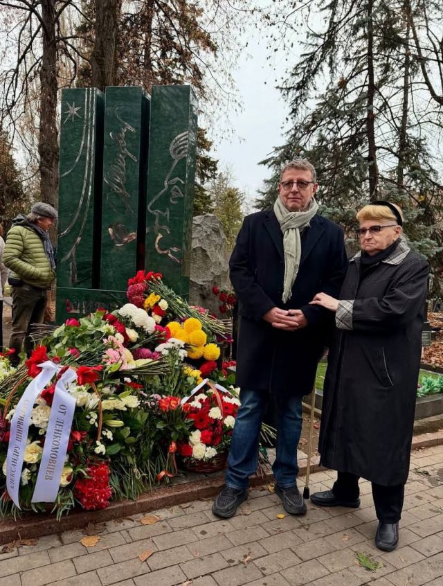 На могиле Александра Ширвиндта открыли памятник: и он очень необычный На могиле Александра Ширвиндта открыли памятник: и он очень необычный