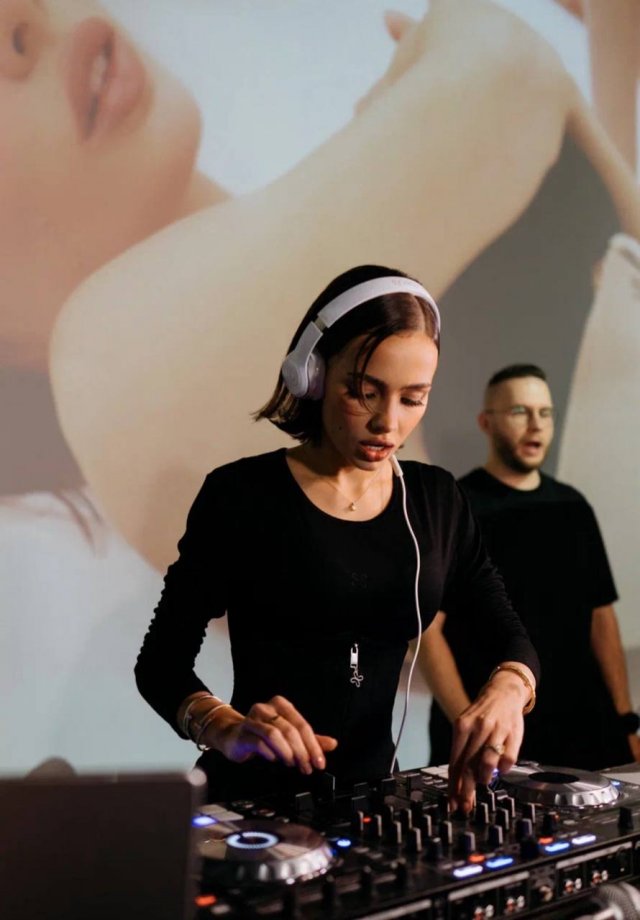 Валю Карнавал хейтят за ди-джей сет