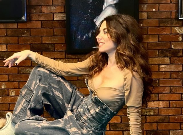 48-летняя Анна Плетнева из &quot;Винтажа&quot; показыает себя во всей красе