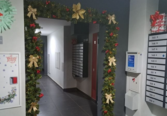 Новогодний декор в подъездах и как за это получить штраф.