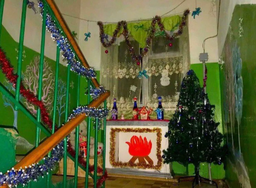 Новогодний декор в подъездах и как за это получить штраф.