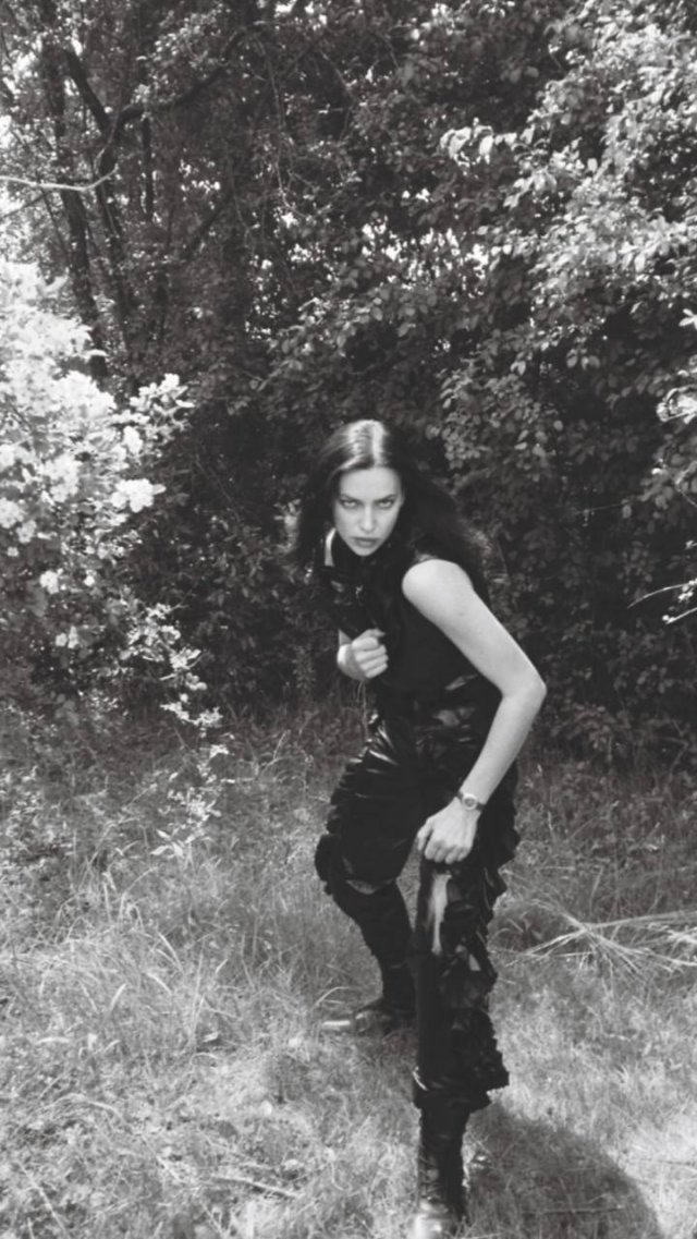 Странная фотосессия Ирины Шейк в лесу