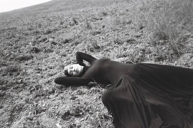 Странная фотосессия Ирины Шейк в лесу