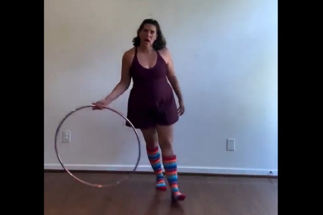 Что она вытворяет с обручем